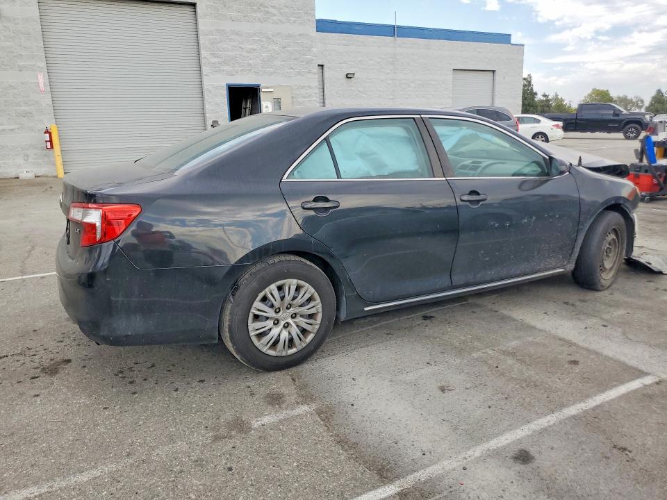 58693786 :رقم المزاد ، 4T1BF1FK9EU362572 vin ، 2014 Toyota Camry مزاد بيع