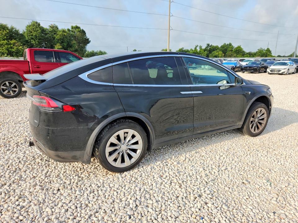 58758466 :رقم المزاد ، 5YJXCAE28JF092046 vin ، 2018 Tesla Model X مزاد بيع