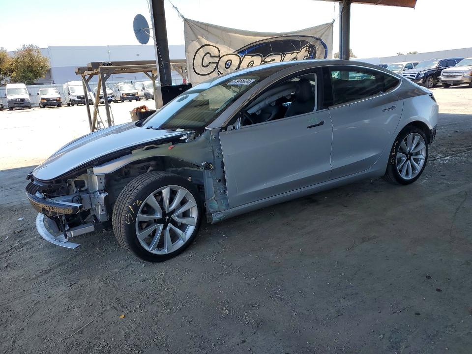 57944026 :رقم المزاد ، 5YJ3E1EB7JF069253 vin ، 2018 Tesla Model 3 مزاد بيع