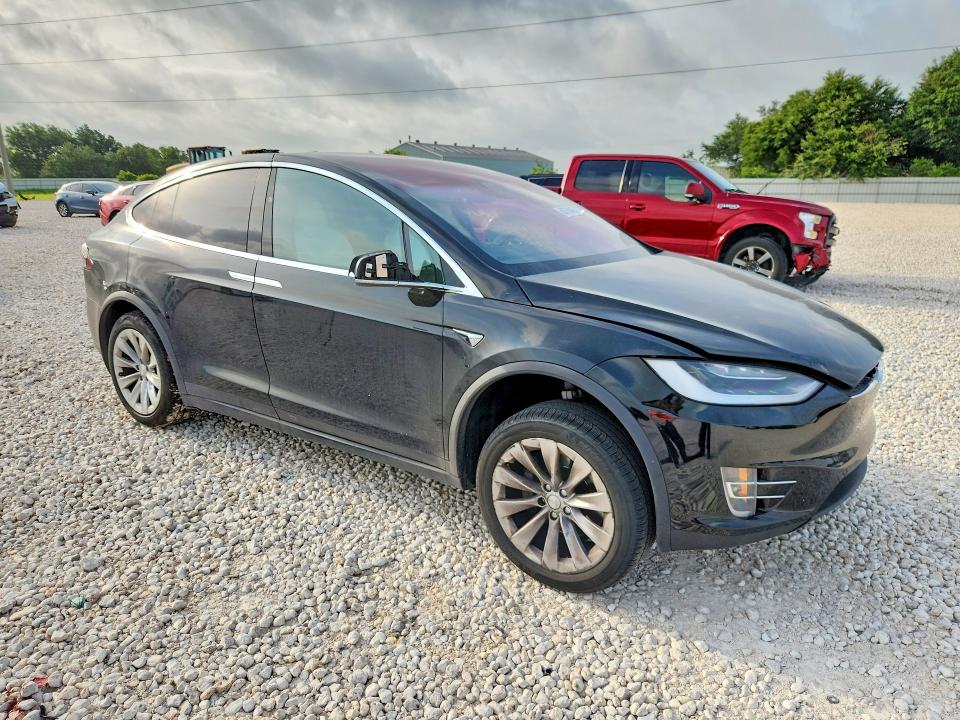 58758466 :رقم المزاد ، 5YJXCAE28JF092046 vin ، 2018 Tesla Model X مزاد بيع