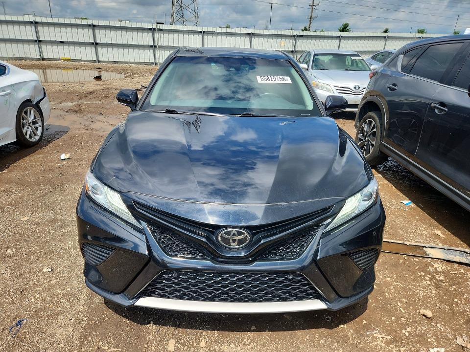 55829756 :رقم المزاد ، 4T1B61HK8JU562947 vin ، 2018 Toyota Camry مزاد بيع
