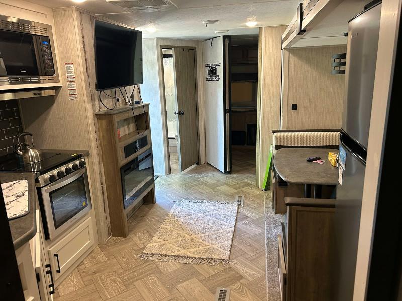 57550776 :رقم المزاد ، 5ZT2PUPB3N4015612 vin ، 2022 Forest River Palomino Puma Put25bhfq-1 مزاد بيع