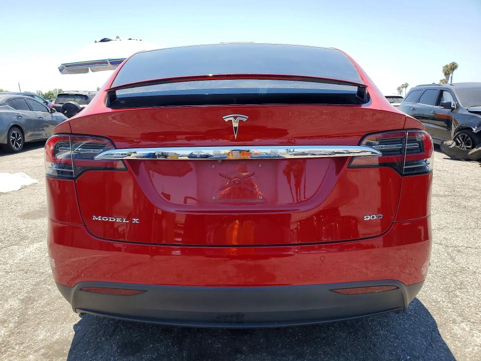 56371636 :رقم المزاد ، 5YJXCBE27HF034851 vin ، 2017 Tesla Model X مزاد بيع