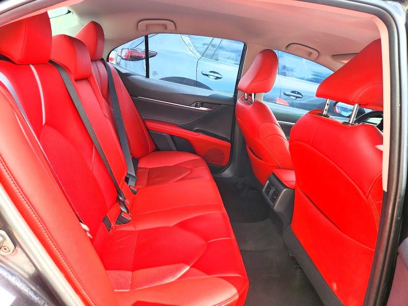 55829756 :رقم المزاد ، 4T1B61HK8JU562947 vin ، 2018 Toyota Camry مزاد بيع