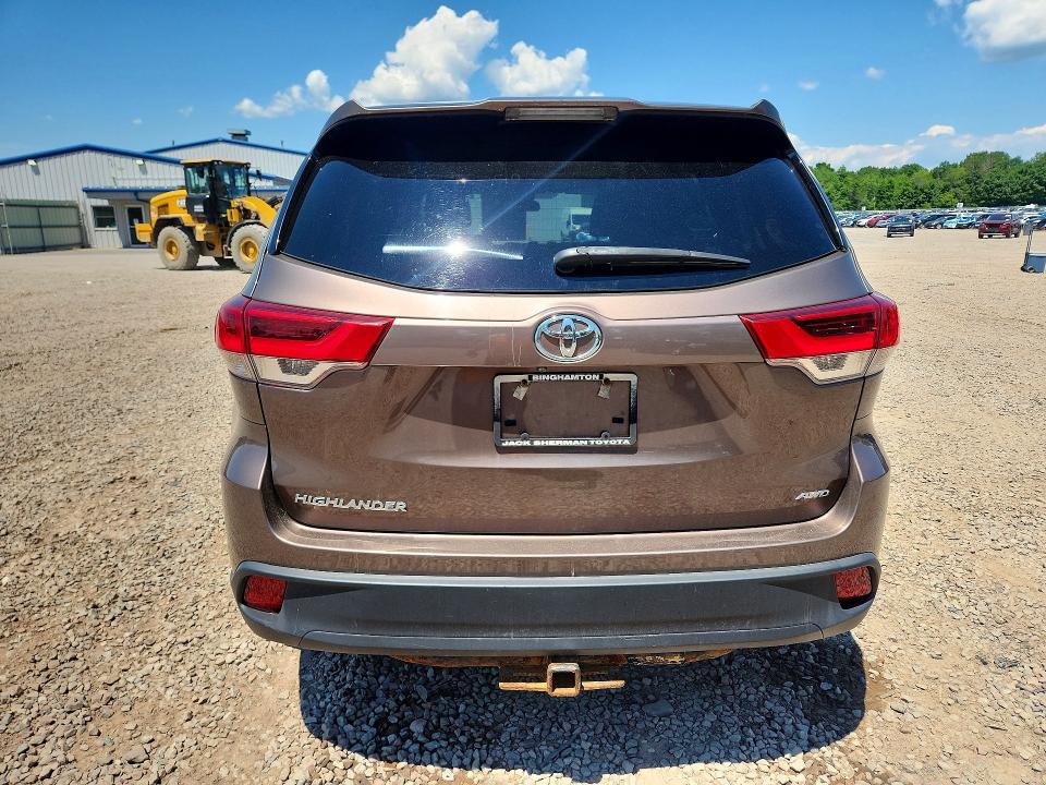 58882666 :رقم المزاد ، 5TDBZRFH4JS872177 vin ، 2018 Toyota Highlander مزاد بيع