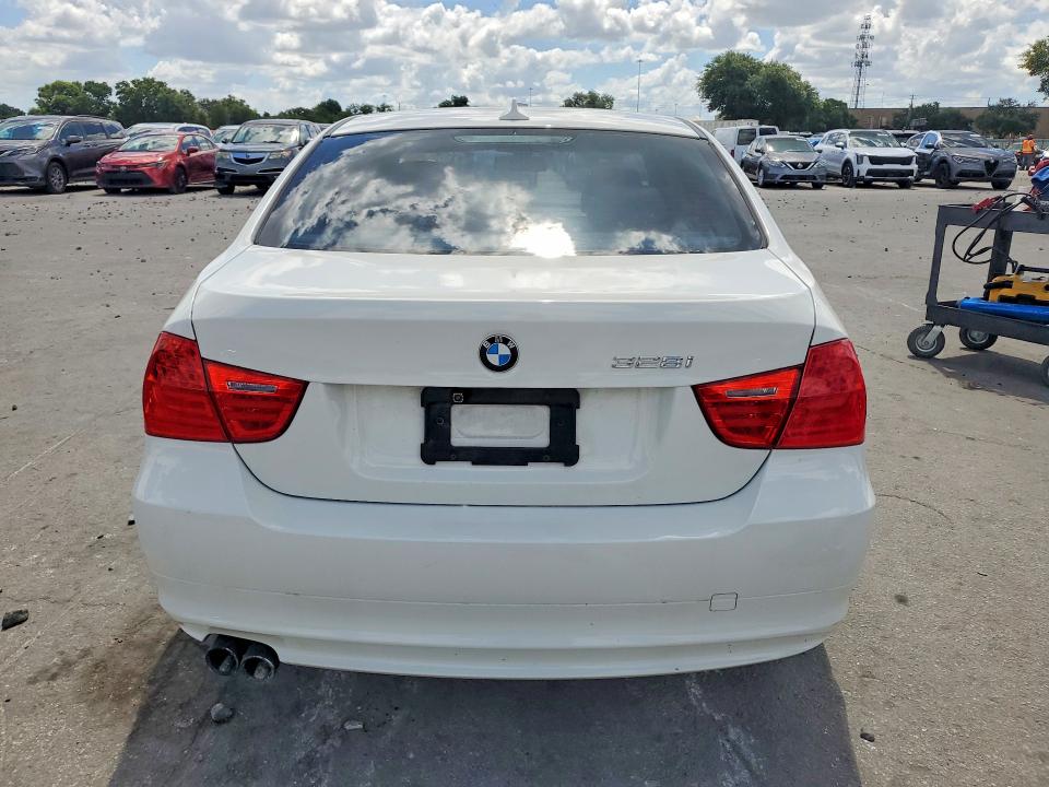 56331516 :رقم المزاد ، WBAPH7C54BE674517 vin ، 2011 Bmw 328 مزاد بيع