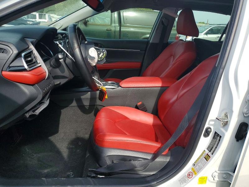 55995546 :رقم المزاد ، 4T1B61HK0JU073183 vin ، 2018 Toyota Camry مزاد بيع