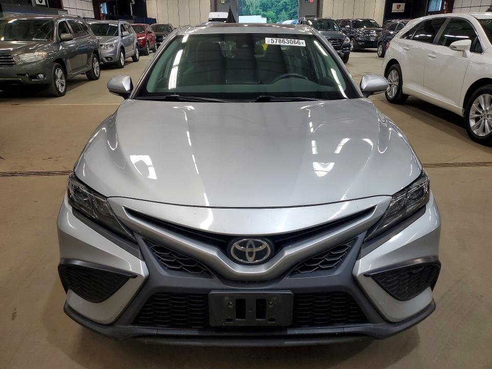 57863066 :رقم المزاد ، 4T1T11BK4MU023242 vin ، 2021 Toyota Camry مزاد بيع