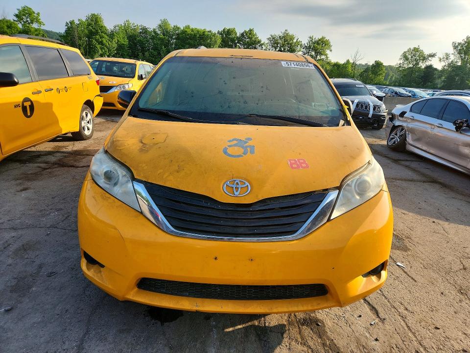 2017 Toyota Sienna მანქანა იყიდება აუქციონზე, vin: 5TDKZ3DC4HS876051, აუქციონის ნომერი: 57140896