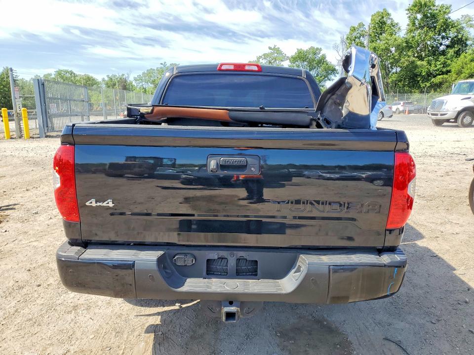 55682796 :رقم المزاد ، 5TFAY5F17JX730751 vin ، 2018 Toyota Tundra مزاد بيع
