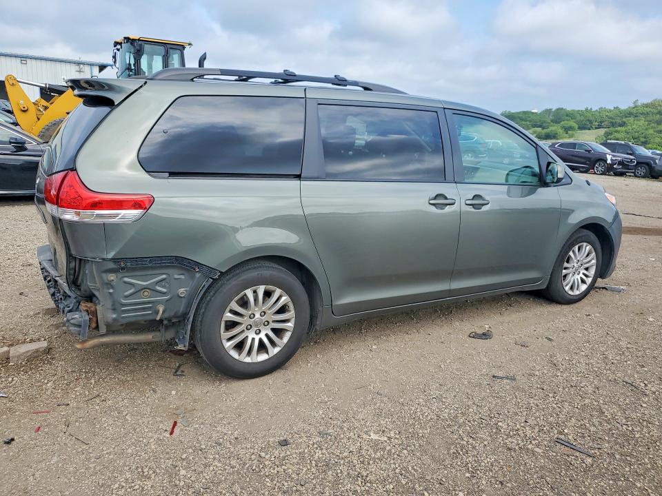 58924766 :رقم المزاد ، 5TDYK3DC8DS336985 vin ، 2013 Toyota Sienna مزاد بيع