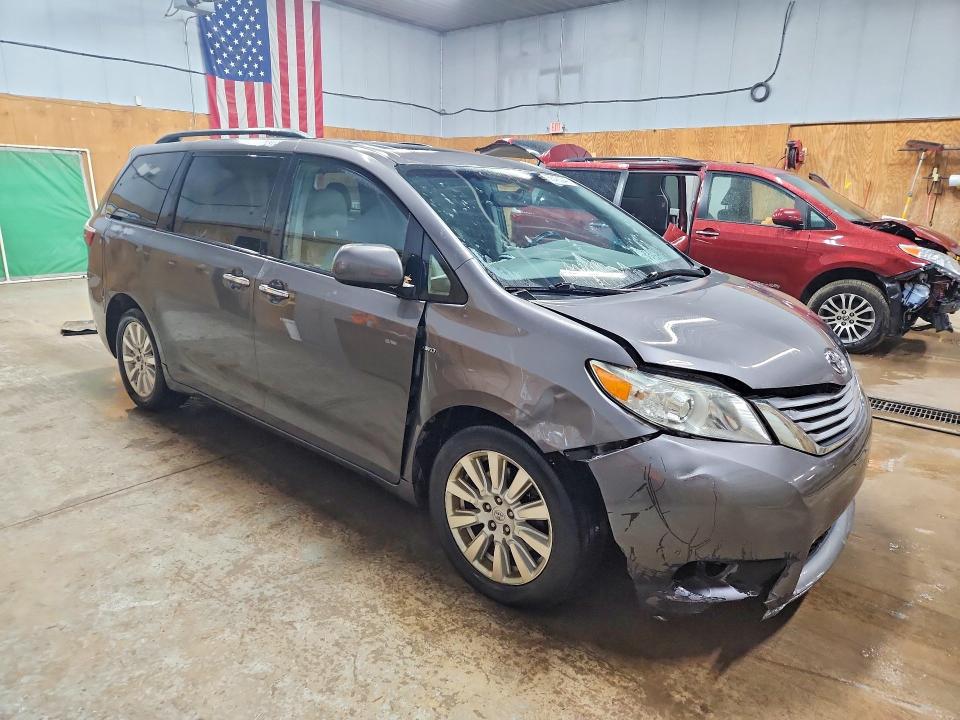 56483946 :رقم المزاد ، 5TDDZ3DC8HS166112 vin ، 2017 Toyota Sienna مزاد بيع