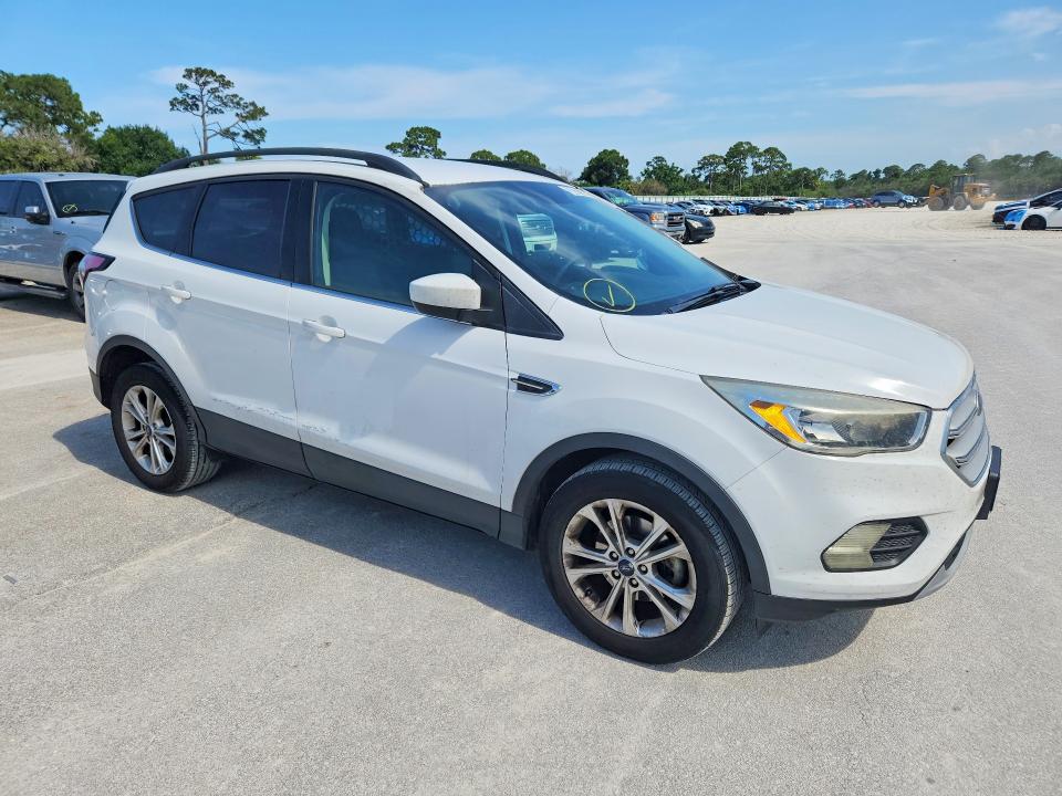 58627586 :رقم المزاد ، 1FMCU0GD9JUC07454 vin ، 2018 Ford Escape مزاد بيع