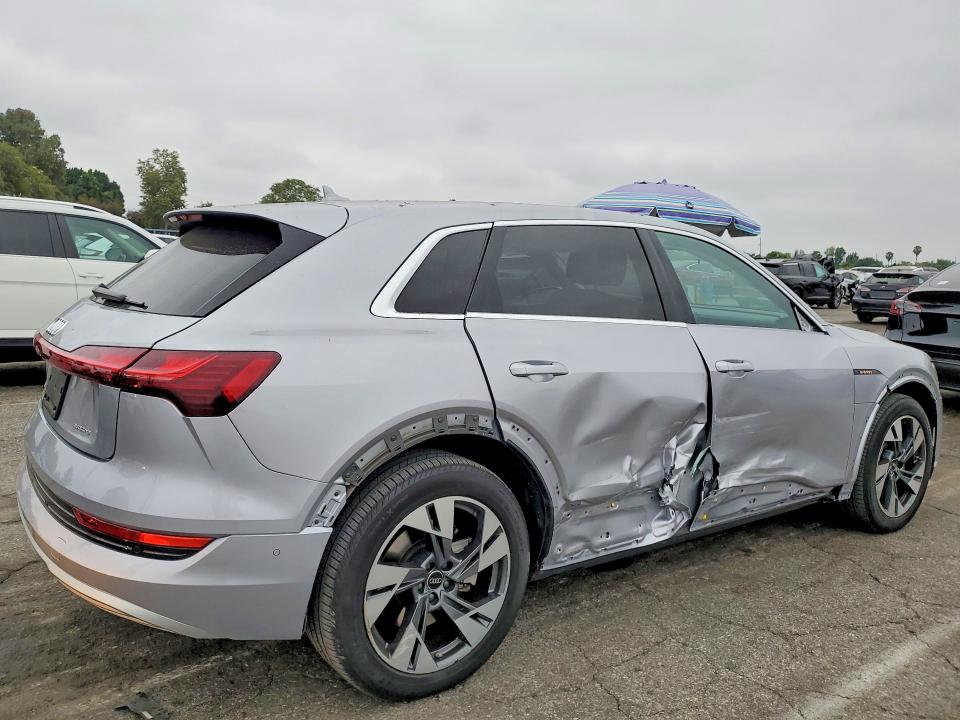 Продажа на аукционе авто 2022 Audi E-tron, vin: WA1LAAGE2NB033069, номер лота: 57220616