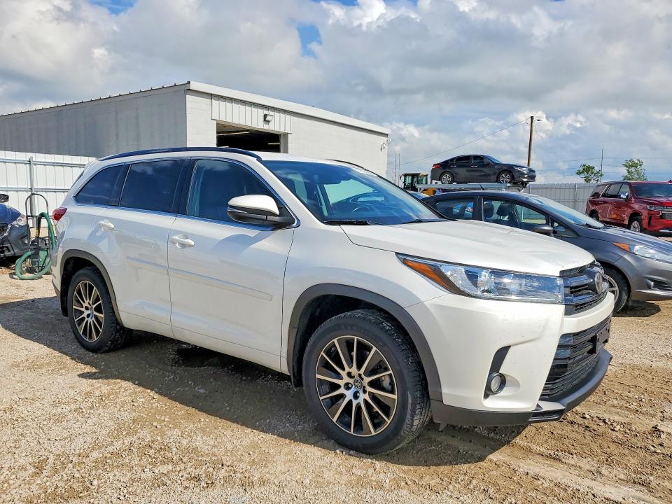 57033086 :رقم المزاد ، 5TDJZRFH2JS813592 vin ، 2018 Toyota Highlander مزاد بيع