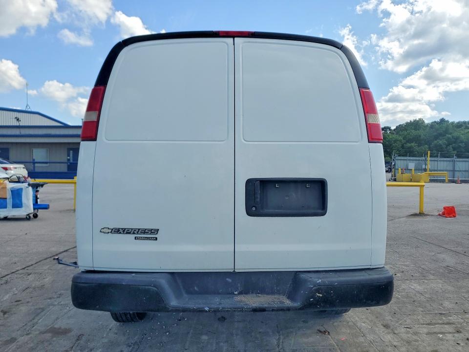 56886456 :رقم المزاد ، 1GCWGFCF9F1119533 vin ، 2015 Chevrolet Express G2500 مزاد بيع