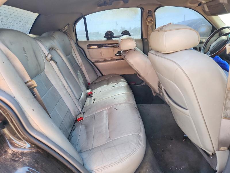 56640236 :رقم المزاد ، 1LNFM82W9WY669730 vin ، 1998 Lincoln Town Car مزاد بيع