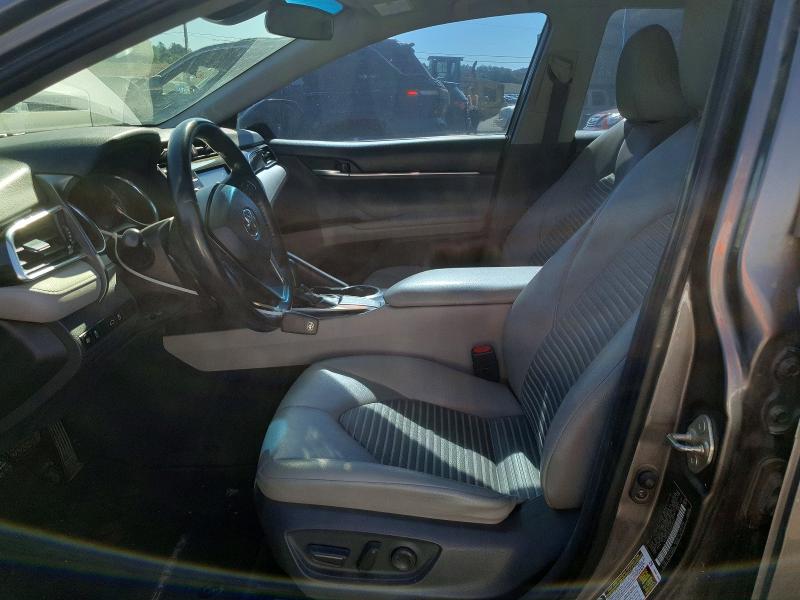 58267846 :رقم المزاد ، 4T1B11HK6JU649227 vin ، 2018 Toyota Camry مزاد بيع