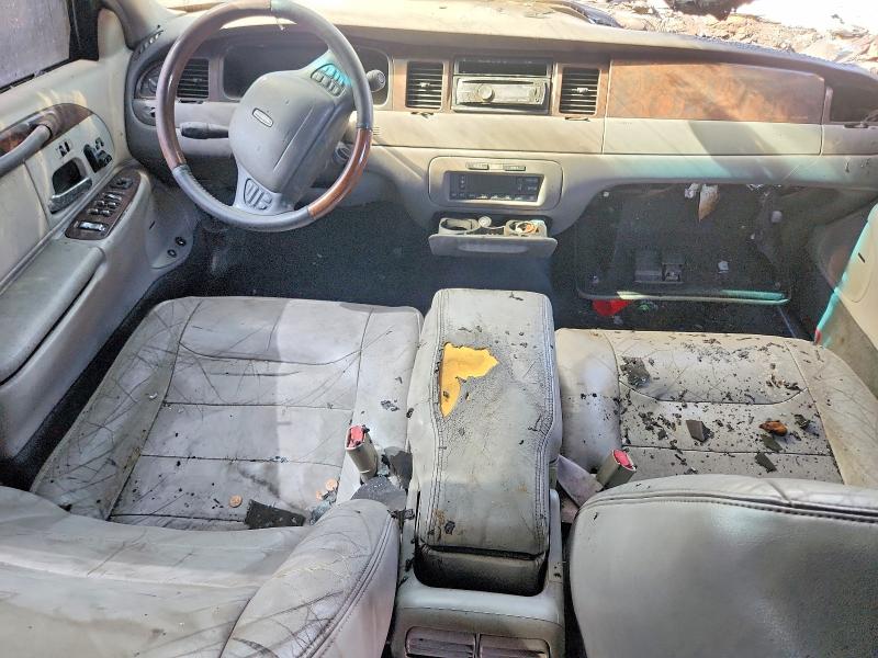 56640236 :رقم المزاد ، 1LNFM82W9WY669730 vin ، 1998 Lincoln Town Car مزاد بيع