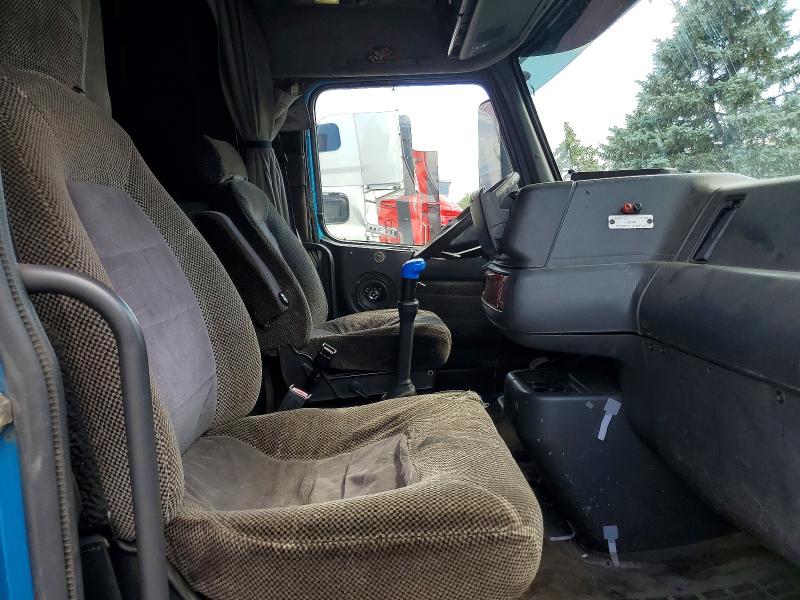 58588286 :رقم المزاد ، 4VG7DAGH4WN755028 vin ، 1998 Volvo Vnl مزاد بيع