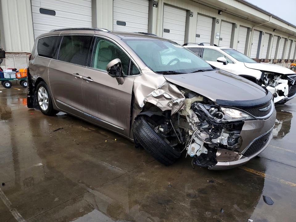 56931716 :رقم المزاد ، 2C4RC1EG7HR768926 vin ، 2017 Chrysler Pacifica مزاد بيع