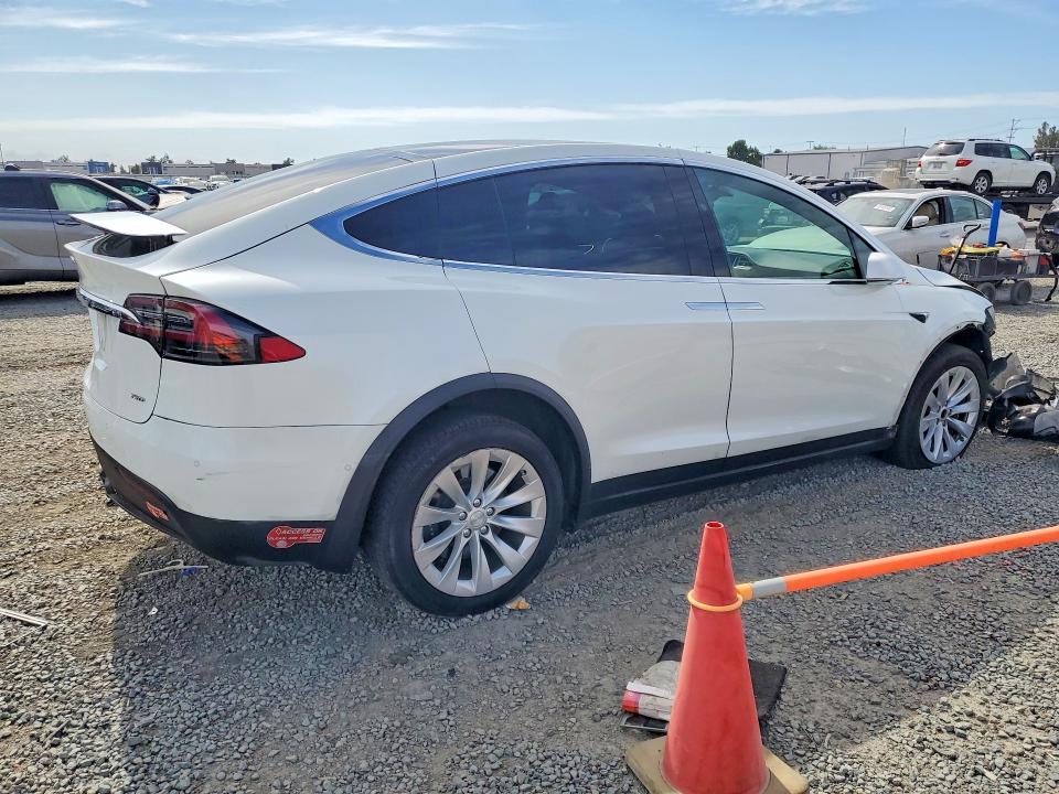 57017916 :رقم المزاد ، 5YJXCBE27HF070152 vin ، 2017 Tesla Model X مزاد بيع