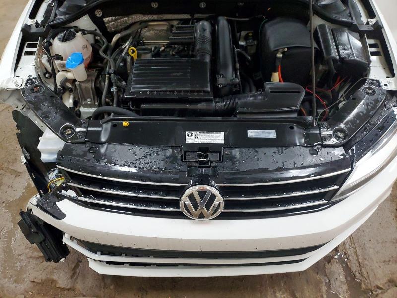 57141636 :رقم المزاد ، 3VWDB7AJ5HM327124 vin ، 2017 Volkswagen Jetta مزاد بيع