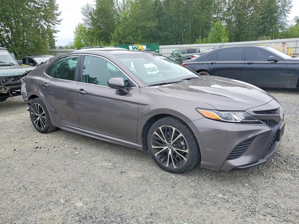 56698746 :رقم المزاد ، 4T1B11HK4JU150328 vin ، 2018 Toyota Camry مزاد بيع