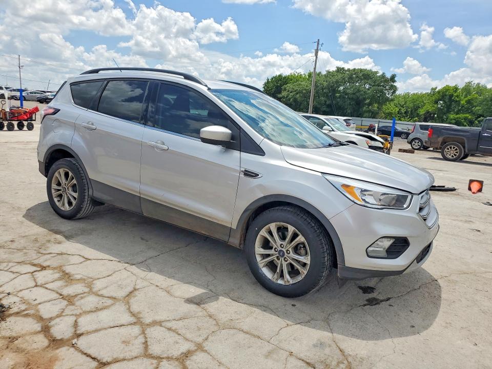 55915146 :رقم المزاد ، 1FMCU0GD5JUD07552 vin ، 2018 Ford Escape مزاد بيع