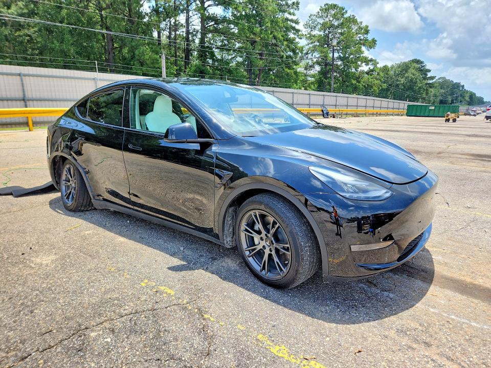 2024 Tesla Model Y მანქანა იყიდება აუქციონზე, vin: 7SAYGDEDXRF103672, აუქციონის ნომერი: 57854956