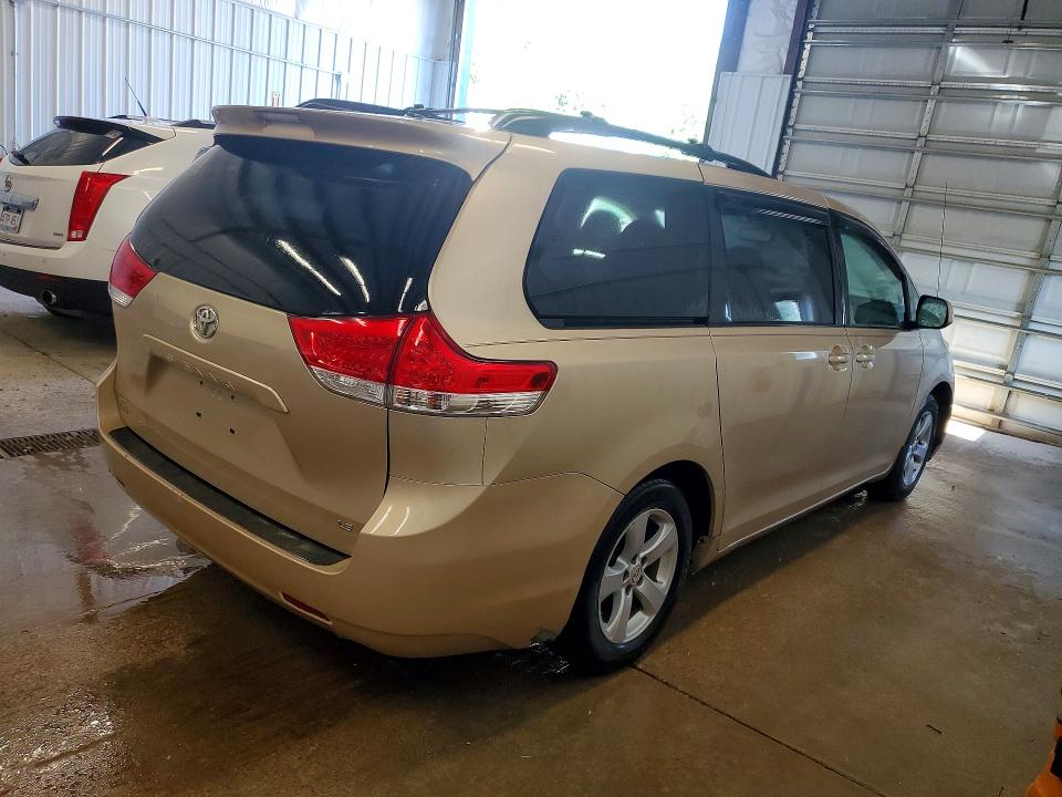 58559516 :رقم المزاد ، 5TDKK3DC7BS008699 vin ، 2011 Toyota Sienna مزاد بيع
