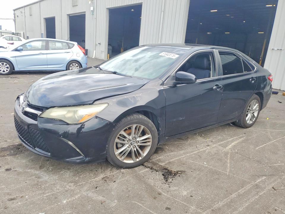 51982076 :رقم المزاد ، 4T1BF1FK1FU060534 vin ، 2015 Toyota Camry مزاد بيع