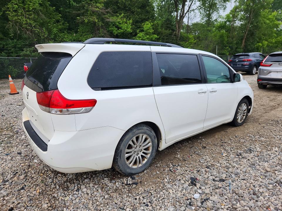57367086 :رقم المزاد ، 5TDYK3DC2DS382540 vin ، 2013 Toyota Sienna مزاد بيع