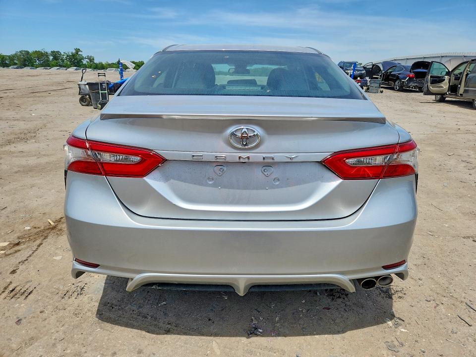 56158146 :رقم المزاد ، 4T1B11HK3JU650545 vin ، 2018 Toyota Camry مزاد بيع