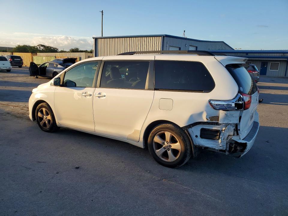 56086146 :رقم المزاد ، 5TDKK3DC3FS611879 vin ، 2015 Toyota Sienna مزاد بيع