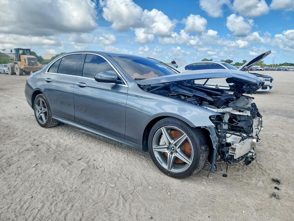 57128296 :رقم المزاد ، WDDZF4JB6JA327811 vin ، 2018 Mercedes-benz E مزاد بيع