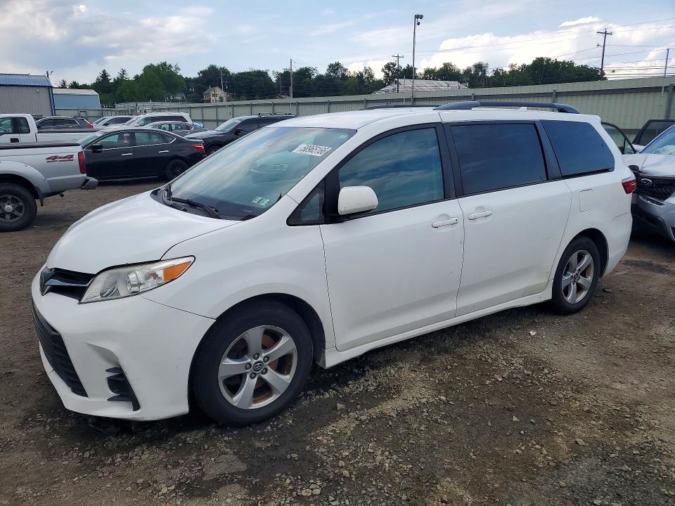 58965166 :رقم المزاد ، 5TDKZ3DC4JS905246 vin ، 2018 Toyota Sienna مزاد بيع