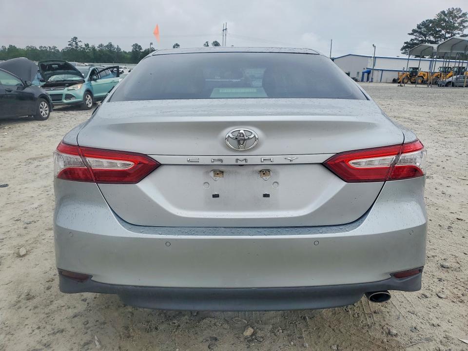 56768906 :رقم المزاد ، 4T1B11HK5JU122389 vin ، 2018 Toyota Camry مزاد بيع
