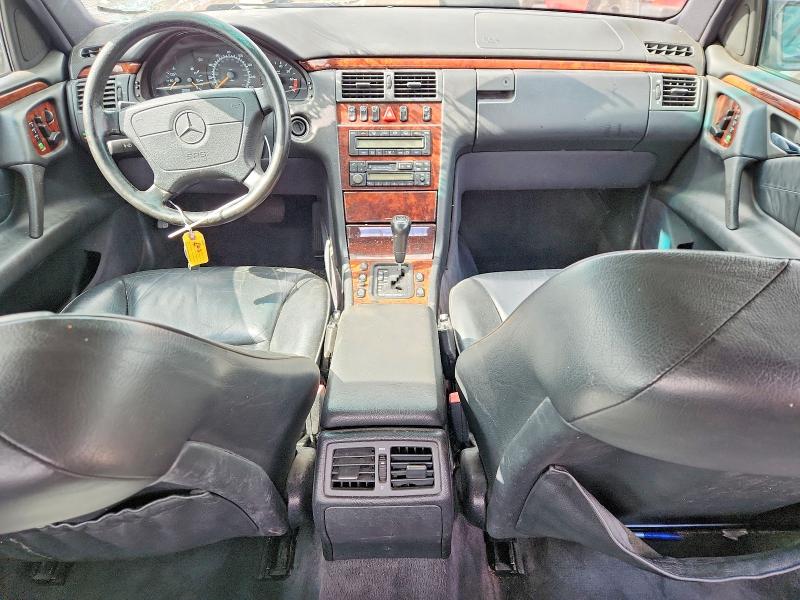 57754886 :رقم المزاد ، WDBJF82F2WX007808 vin ، 1998 Mercedes-benz E-class E320 مزاد بيع