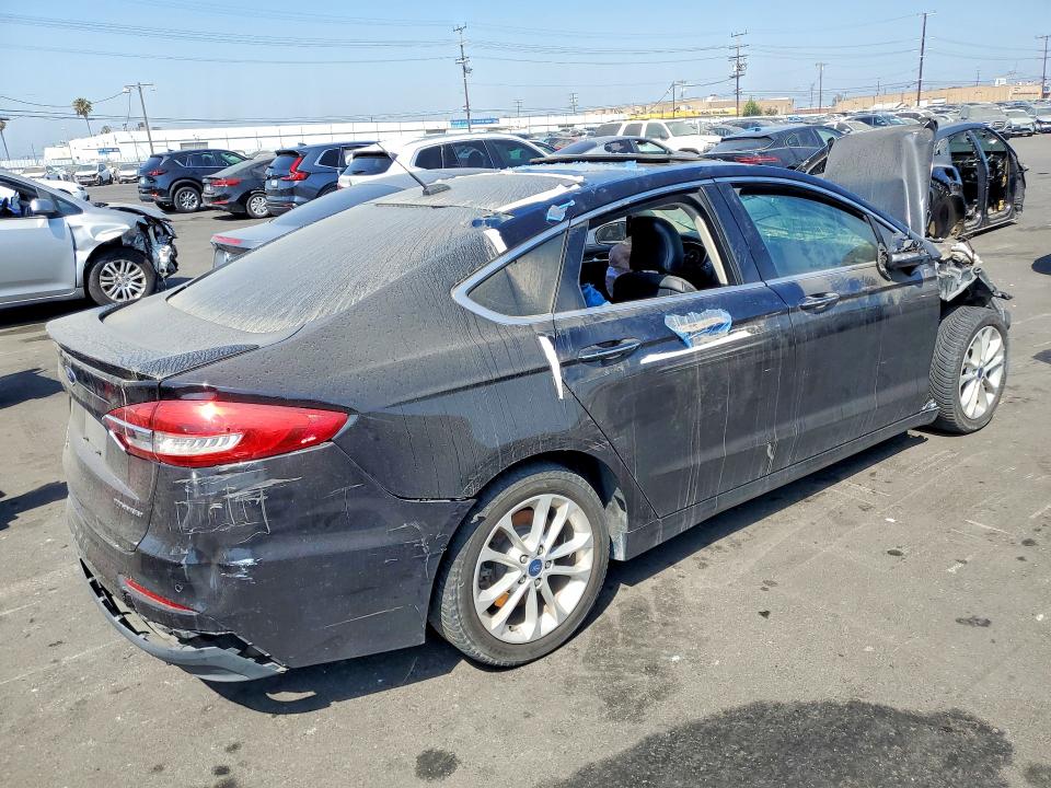 55104476 :رقم المزاد ، 3FA6P0SU8KR216242 vin ، 2019 Ford Fusion مزاد بيع