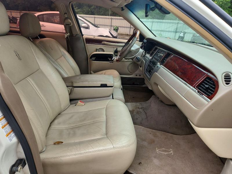57487036 :رقم المزاد ، 1LNHM85W33Y700177 vin ، 2003 Lincoln Town Car مزاد بيع