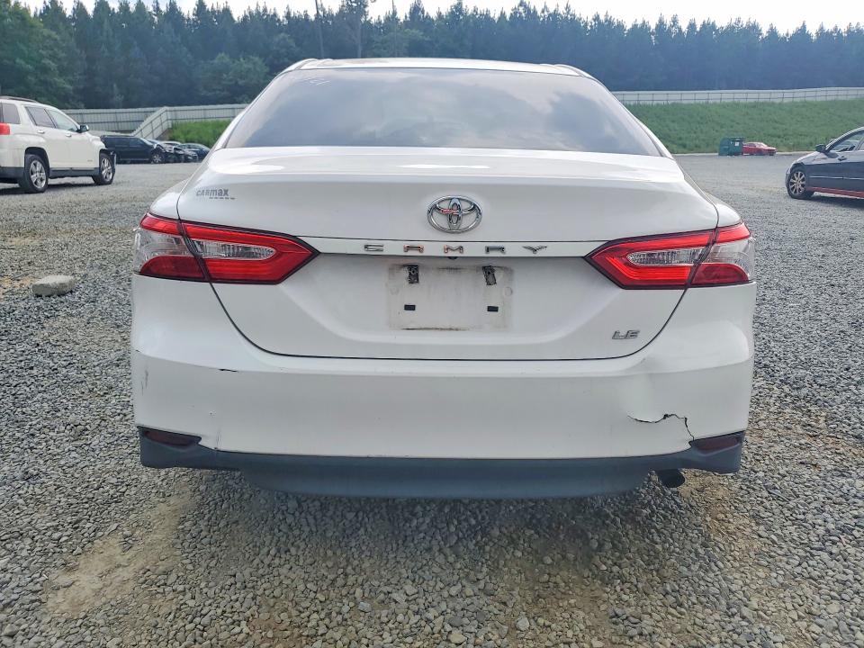 56809546 :رقم المزاد ، 4T1B11HK1JU560844 vin ، 2018 Toyota Camry مزاد بيع
