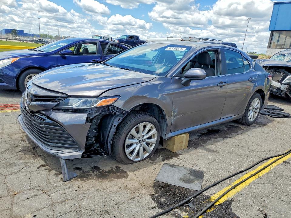 57718316 :رقم المزاد ، 4T1B11HK1JU104293 vin ، 2018 Toyota Camry مزاد بيع