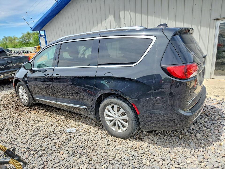 55818256 :رقم المزاد ، 2C4RC1BG8JR290865 vin ، 2018 Chrysler Pacifica مزاد بيع