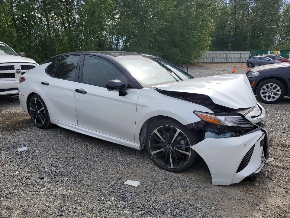 55995546 :رقم المزاد ، 4T1B61HK0JU073183 vin ، 2018 Toyota Camry مزاد بيع