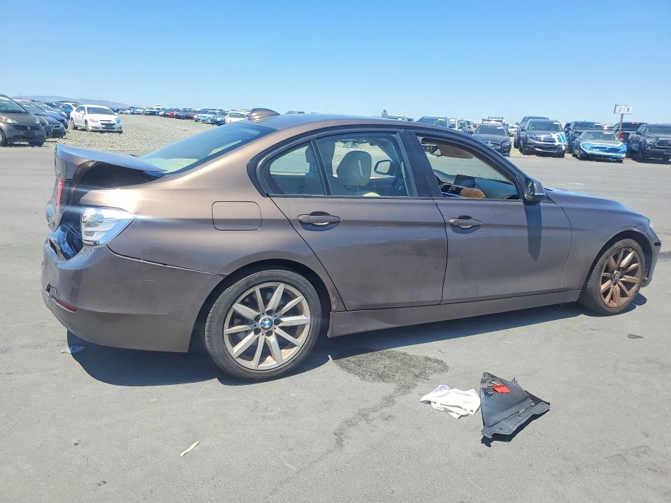 56651466 :رقم المزاد ، WBA3B1C5XEK133832 vin ، 2014 Bmw 320 مزاد بيع