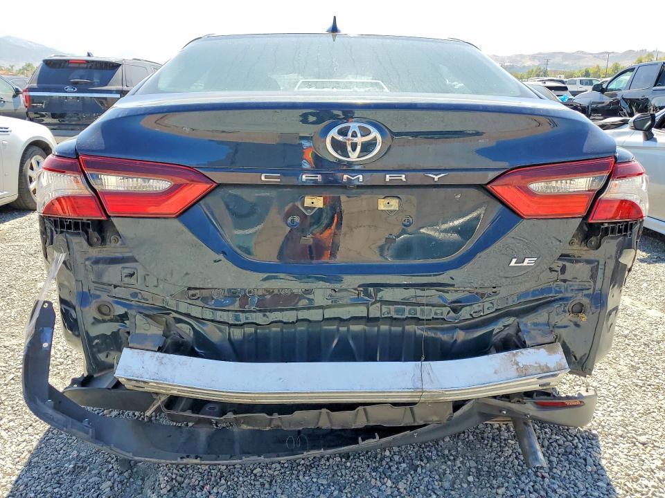 56447846 :رقم المزاد ، 4T1C11AKXMU576141 vin ، 2021 Toyota Camry مزاد بيع