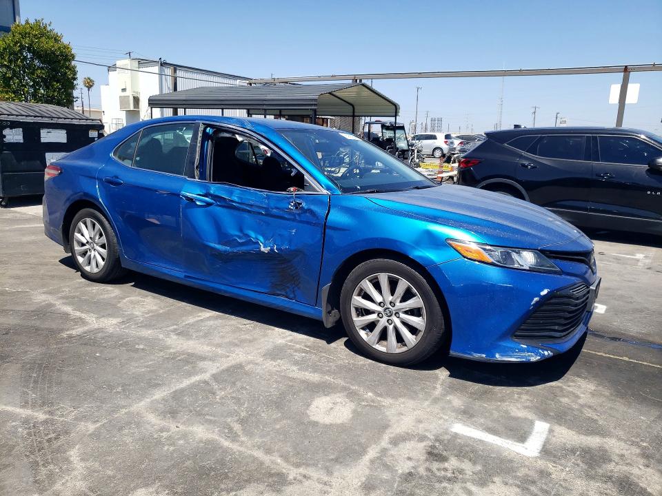 55956256 :رقم المزاد ، 4T1L11AK8LU325021 vin ، 2020 Toyota Camry مزاد بيع