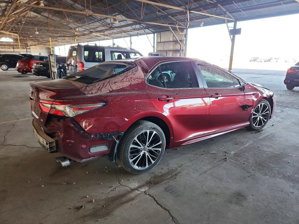 56678396 :رقم المزاد ، 4T1B11HK4JU537395 vin ، 2018 Toyota Camry مزاد بيع