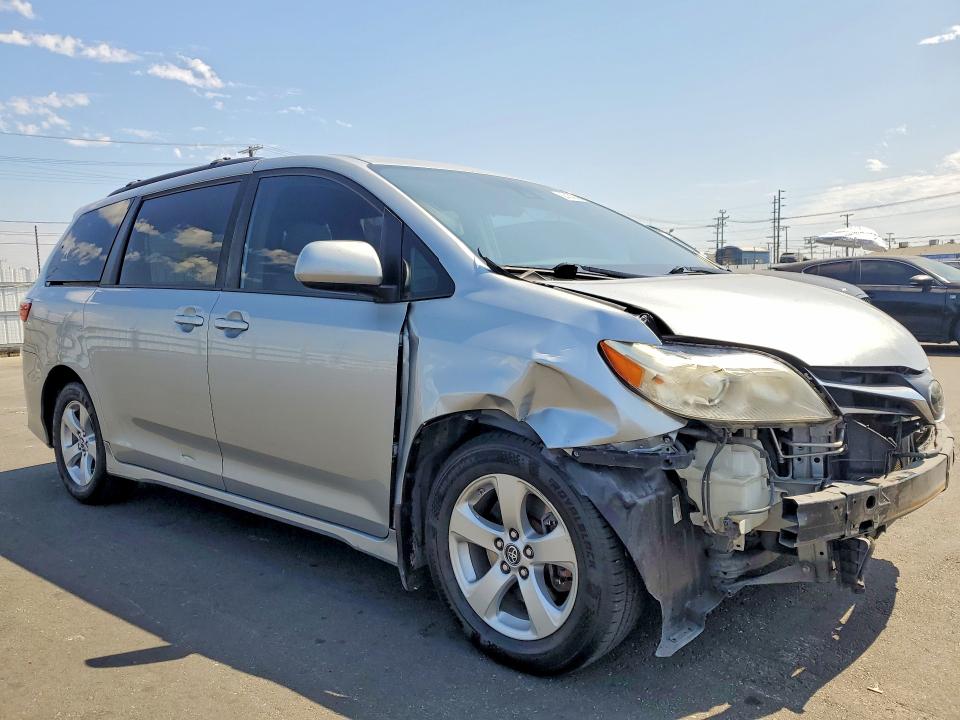58434036 :رقم المزاد ، 5TDKZ3DC7KS998961 vin ، 2019 Toyota Sienna مزاد بيع